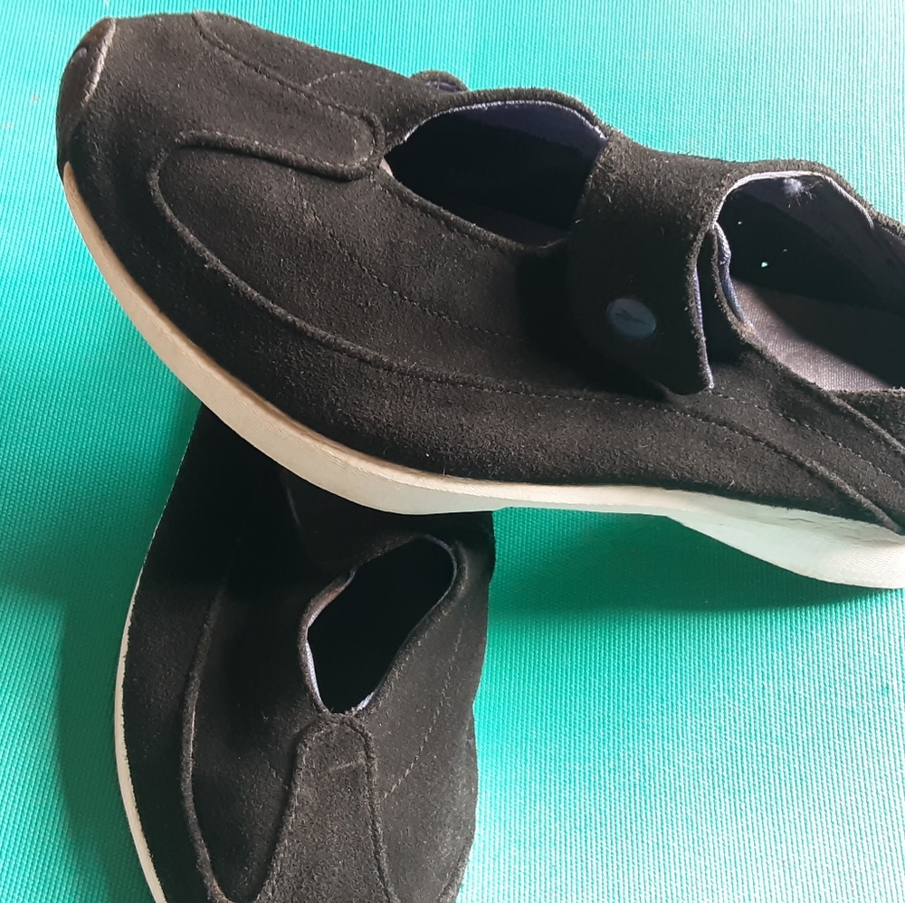 REEBOK SUEDE SLIP ON WALKING SHOES  7 1/2